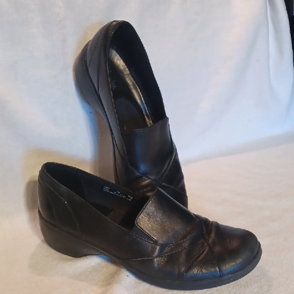 Clarks Black Women's Loafers Size 9 Slip On Shoes